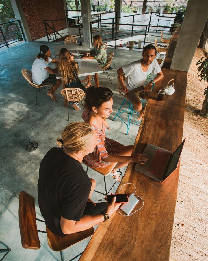 Endless Summer Surf Camp Kuta كوتا المظهر الخارجي الصورة